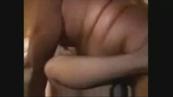 Много сочна мацка се съгласи да плати с seks klipi пичката си очуканата съседска кола.