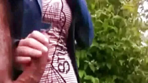 Те завлякоха японско момиче при тях, клипове с изнасилване за да я елдонират с език, пръсти и пишки .
