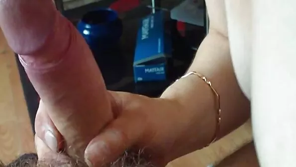 Руска путка мощно пръска порно на клип шприц от чаши в обществен душ.