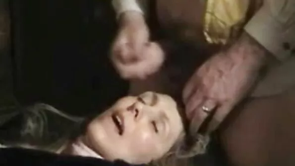 Горещо зърно знае как да накара човек да свърши безплатни клипове в мощен фонтан.