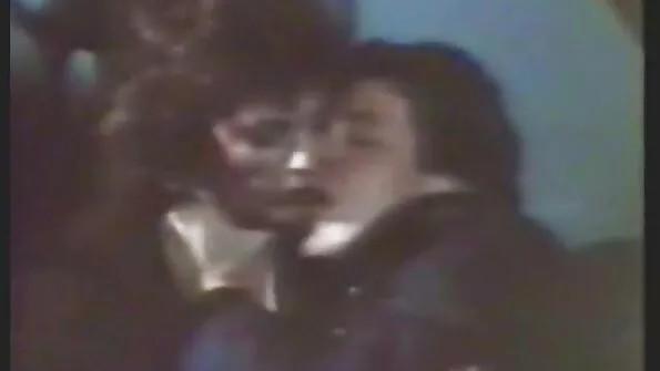 Япончето си спомни как сучеше вчера и веднага се дръпна порно клипове с лесбийки под душа.