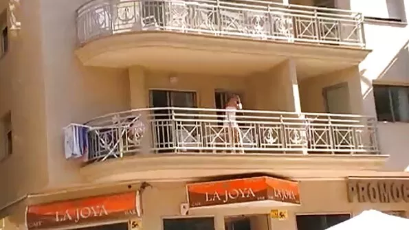Бързо изчука жена си порно клипове с българки пред камера, напълвайки устата й с гореща сперма.